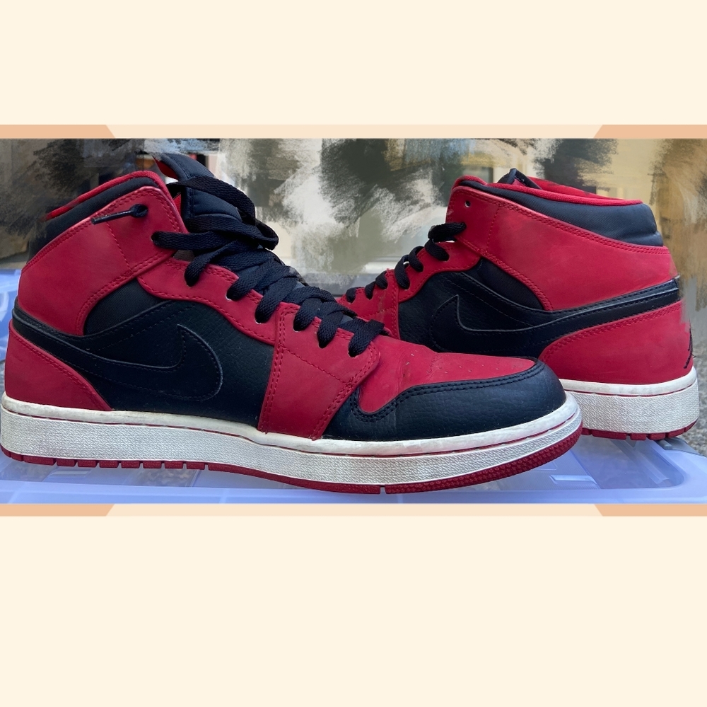 Air Jordan 1 Retro Mid Bred